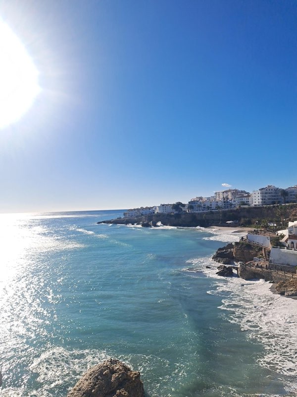 Küste von Nerja in der Wintersonne